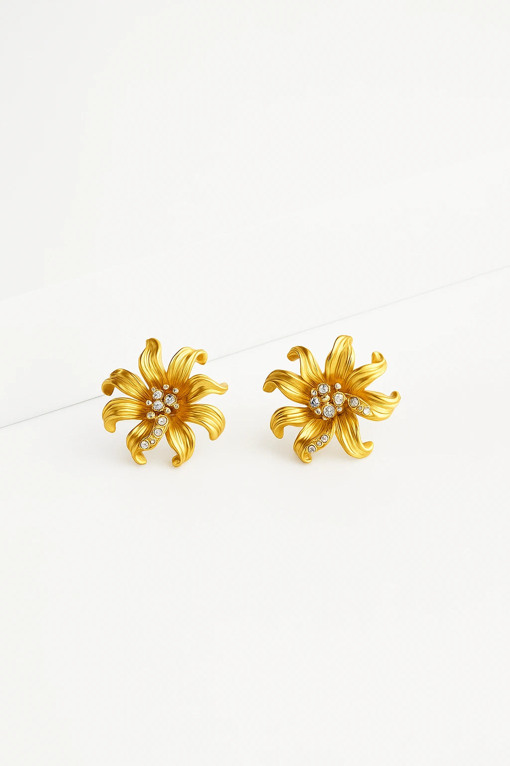 Elegant Gold Flower Earrings with Diamond