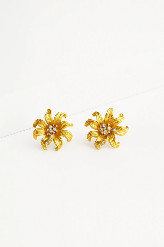 Elegant Gold Flower Earrings with Diamond