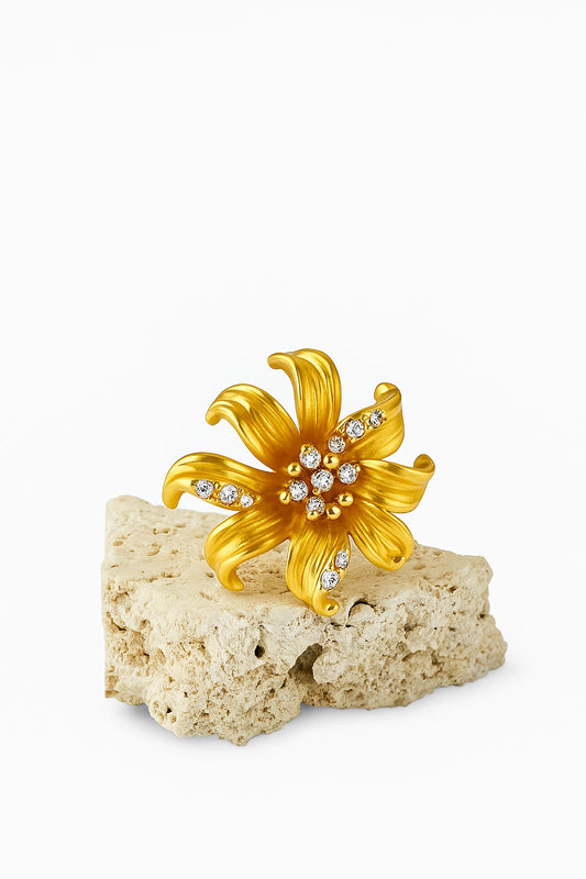 Elegant Gold Flower Earrings with Diamond